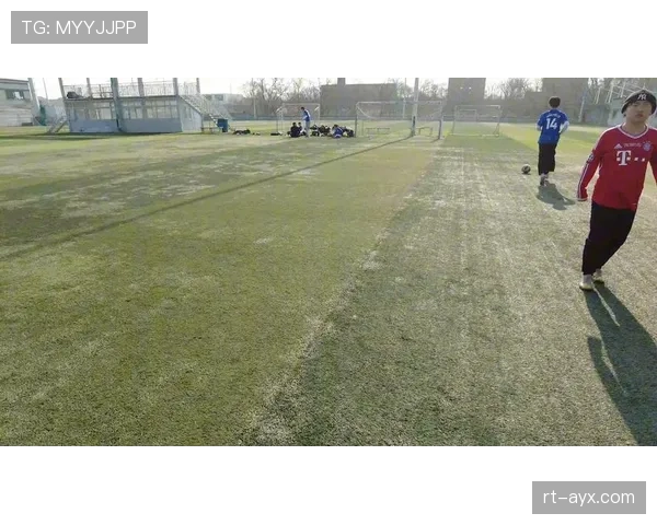 莱切队内训练赛采用小场地设置，强化在狭窄空间内的快速压迫与转换